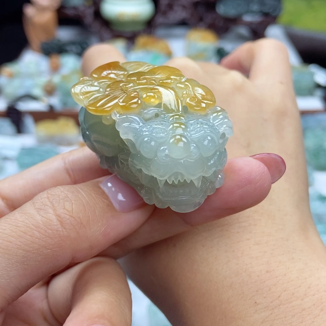 翡翠未镶嵌颈饰高冰双色黄金甲 含珠貔貅