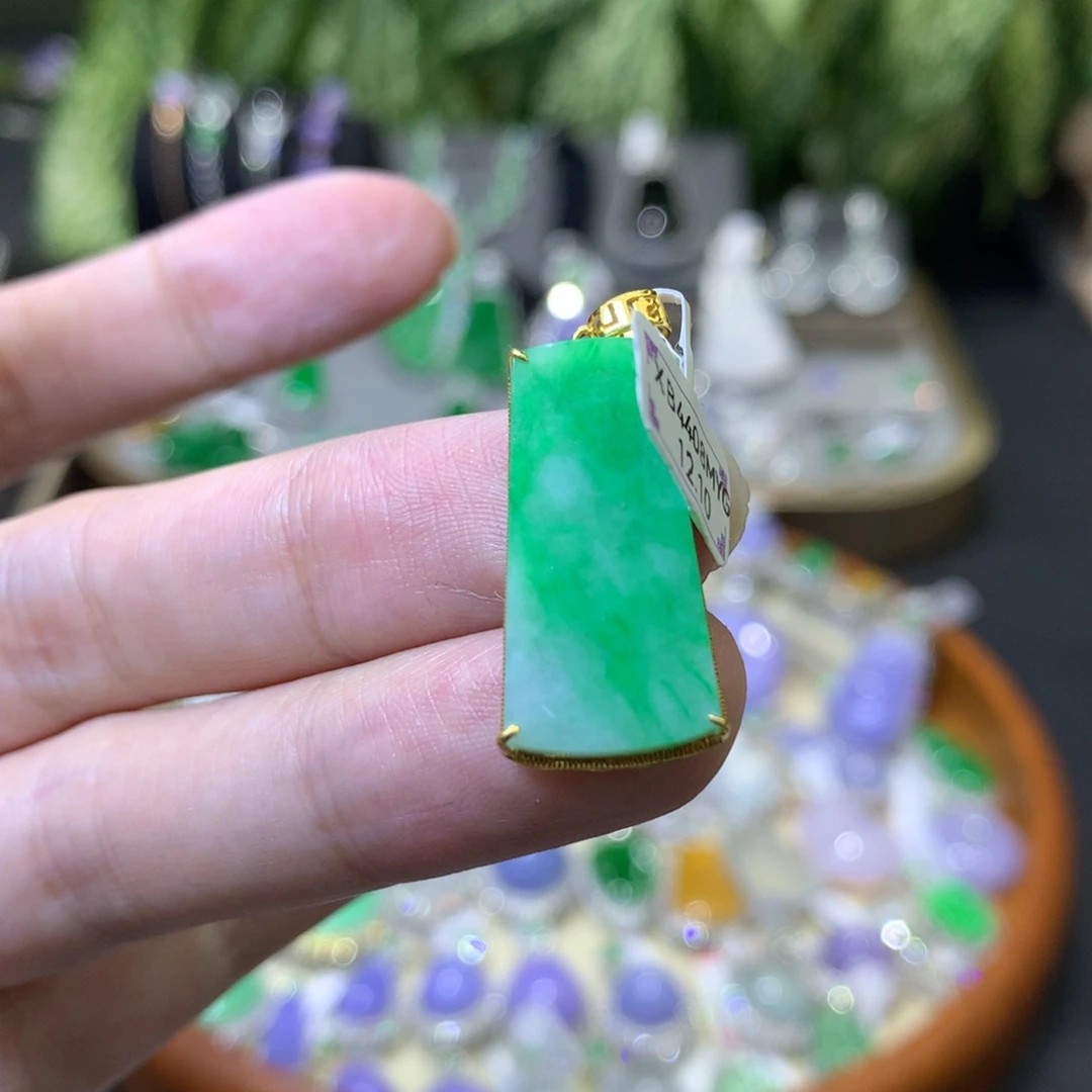 颈饰18K金镶嵌翡翠