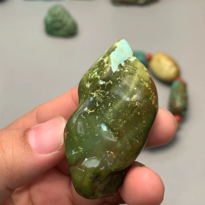 绿松石未镶嵌颈饰