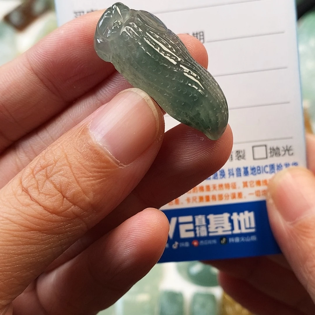 翡翠未镶嵌颈饰花生