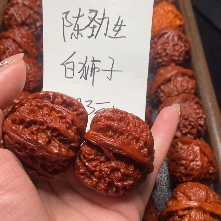 陈***生文玩核桃吊坠白狮子