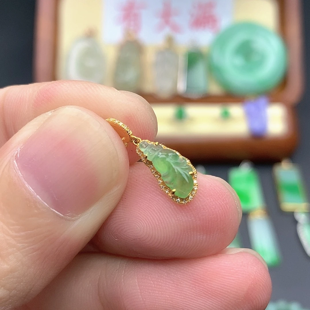 翡翠18K金镶嵌颈饰小堤流