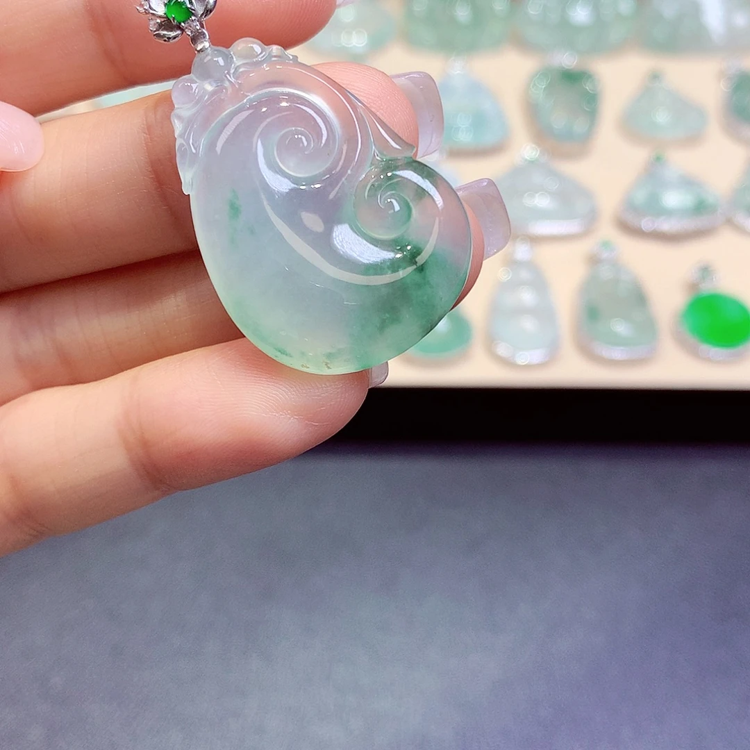 草***味颈饰18K金镶嵌翡翠翡翠