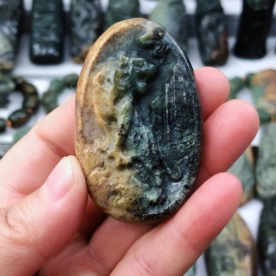 未镶嵌岫岩河磨玉（透闪石质玉）挂件