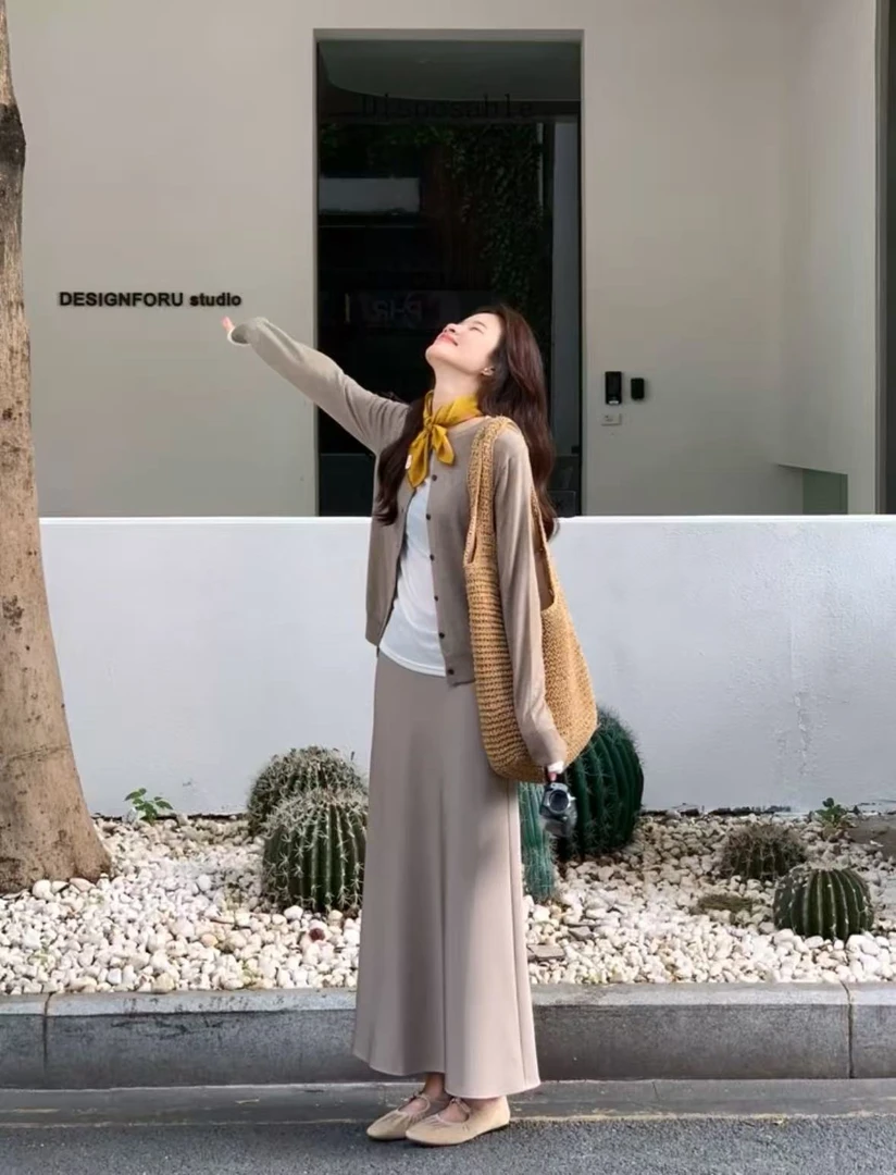 韩系燕麦色开衫2025秋冬白色短袖t恤高腰百搭咖色半身裙套装