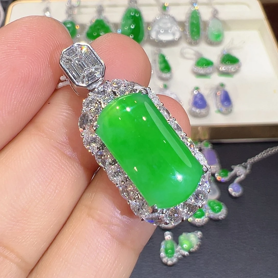 翡翠18K金镶嵌颈饰