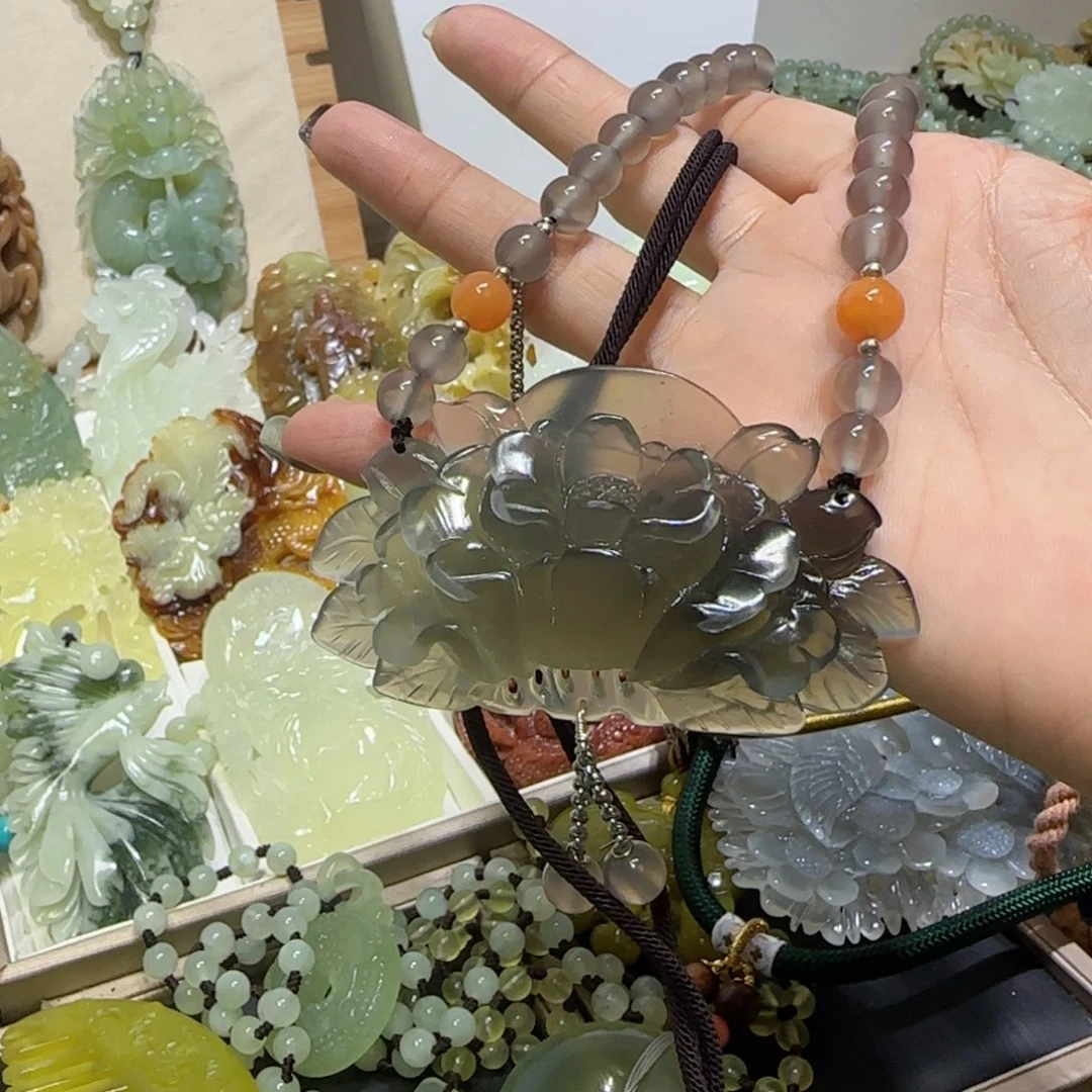 未镶嵌蛇纹石玉吊坠