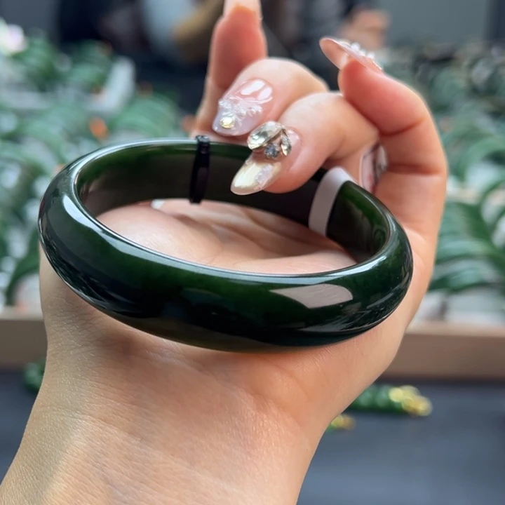 和田玉（碧玉）未镶嵌手镯