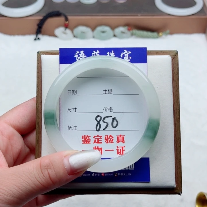 未镶嵌手镯石英质玉多*