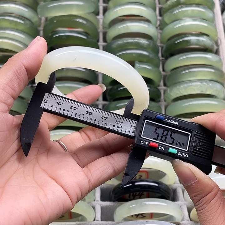 蛇纹石玉未镶嵌手镯130
