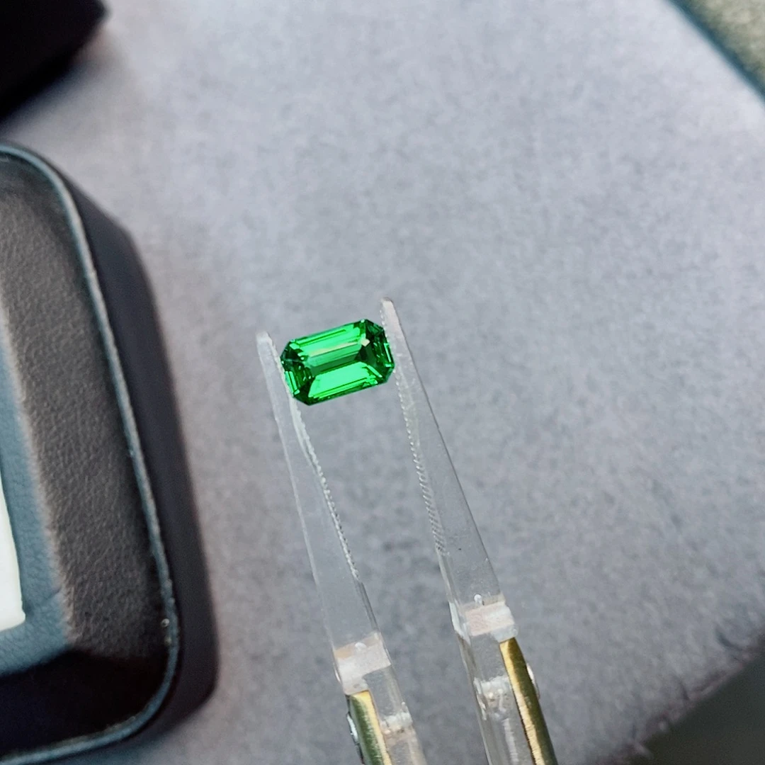 未镶嵌珠宝半成品石榴石（沙弗莱）1.02ct 卡扎尼