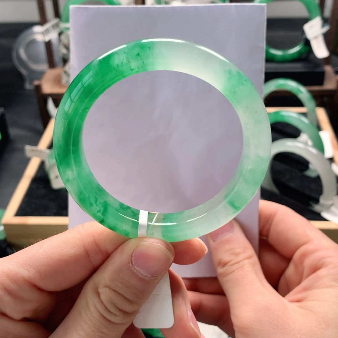 石英质玉手镯未镶嵌雪**?