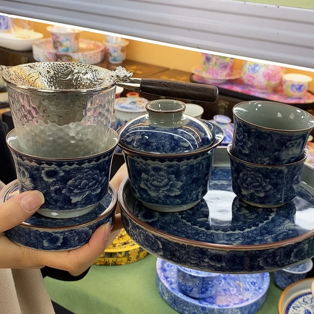 盖碗里的水煮开后放入