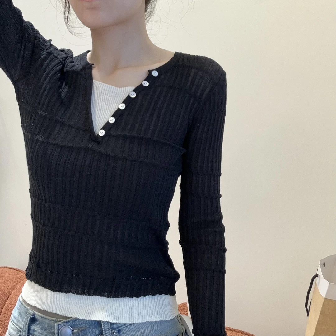 假两件珍珠纽扣针织上衣