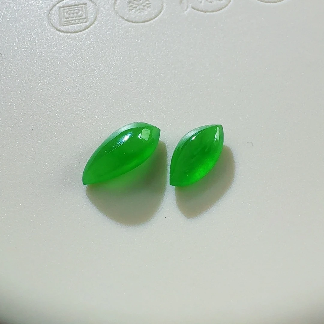 翡翠颈饰未镶嵌随形一对