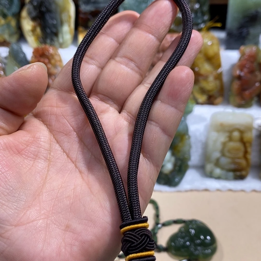 蛇纹石玉未镶嵌颈饰千**狐