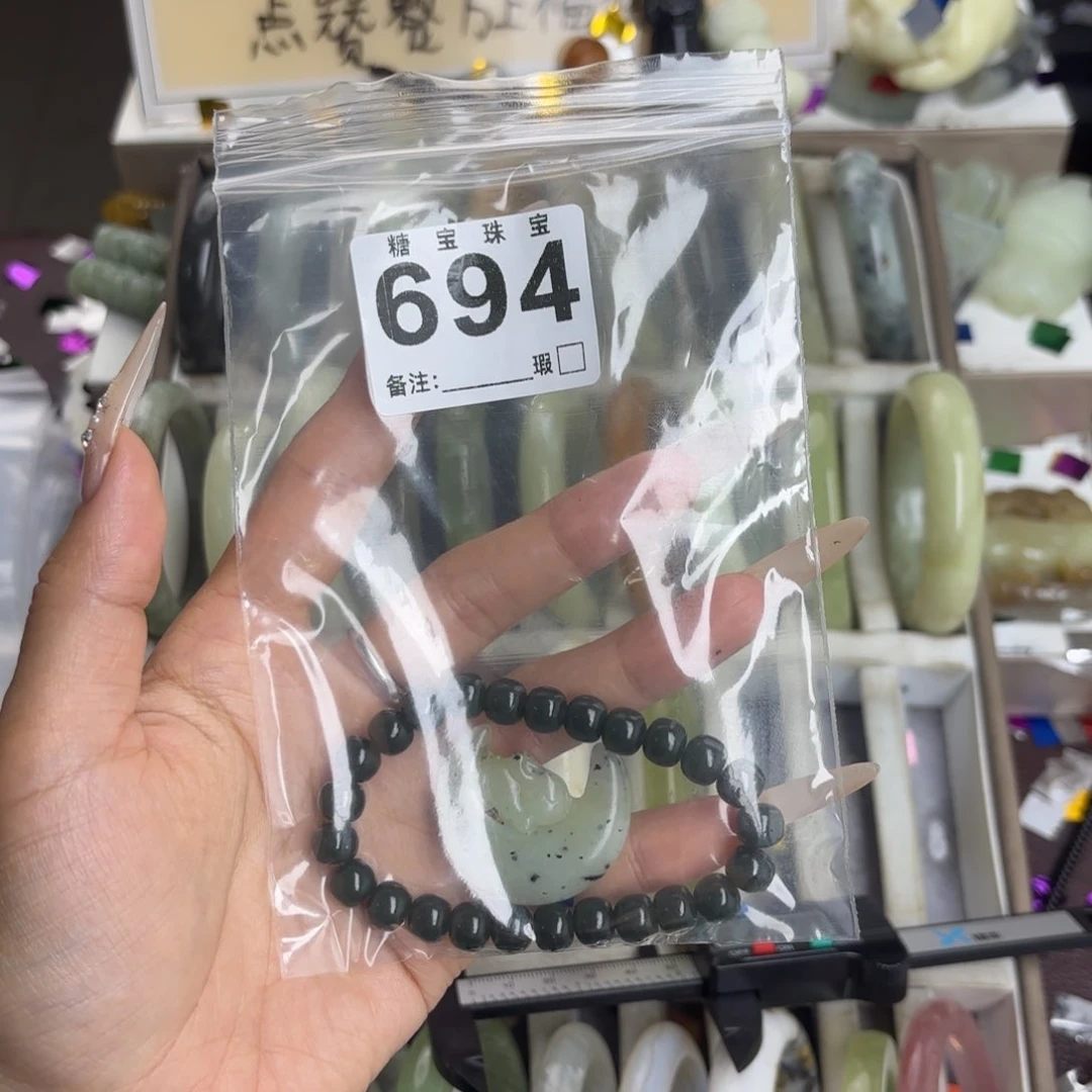 未镶嵌蛇纹石玉手镯阿**?