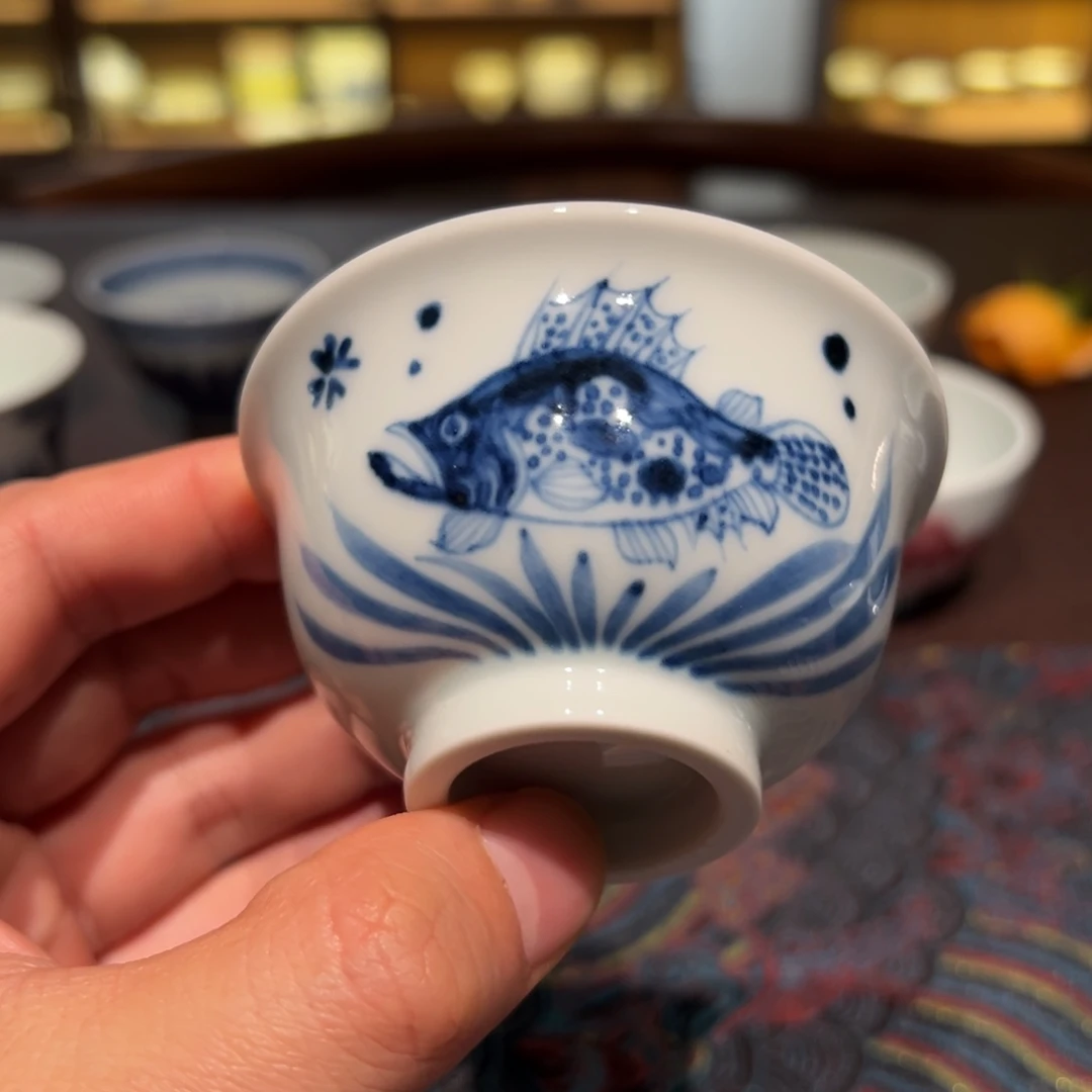 陶精品青花鱼藻纹小压手杯口径约7.6厘米