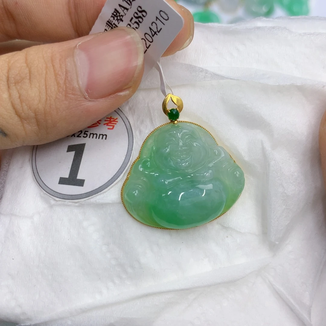 翡翠18K金镶嵌颈饰微**心翡翠