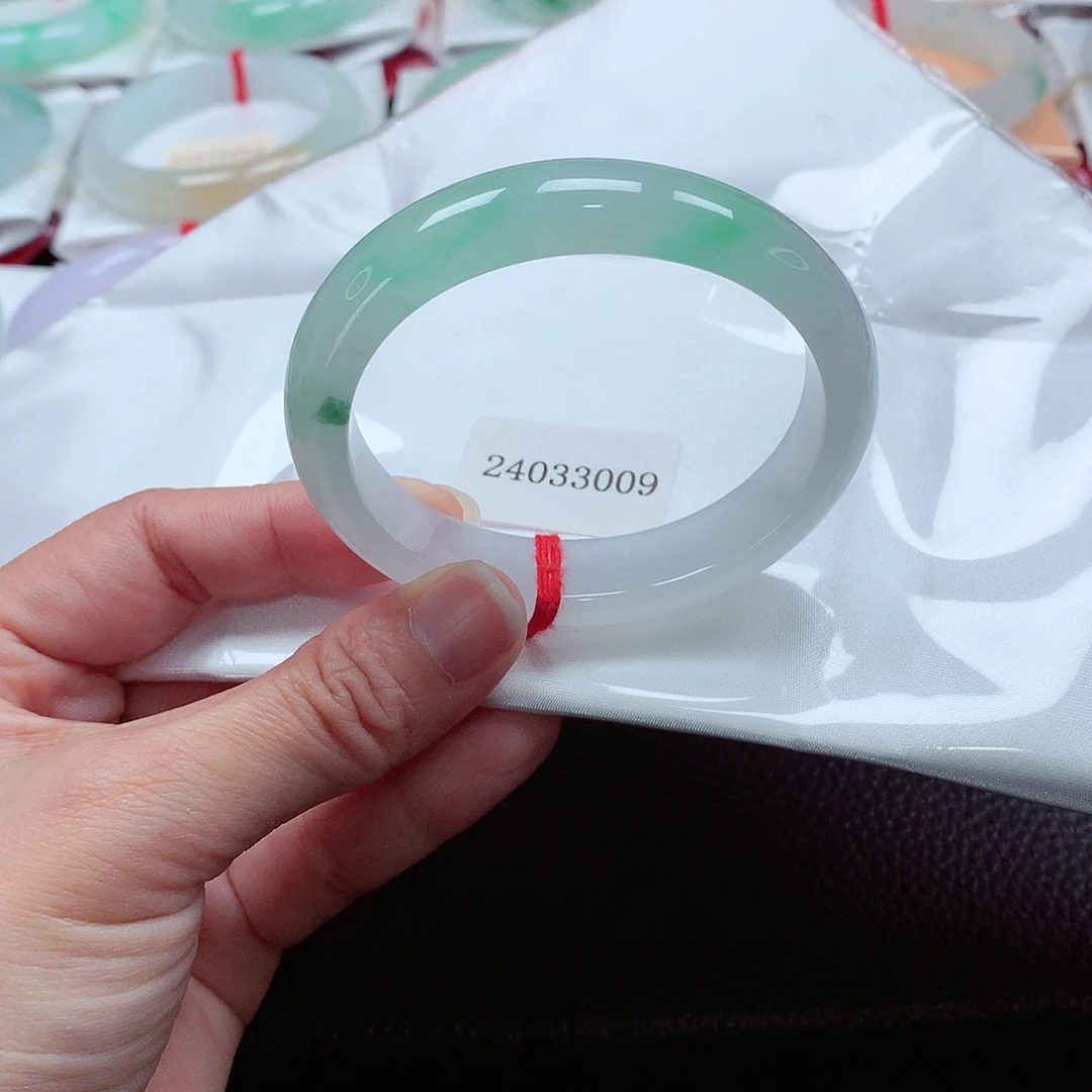 翡翠手镯（贵妃镯）未镶嵌天然A货翡翠手镯