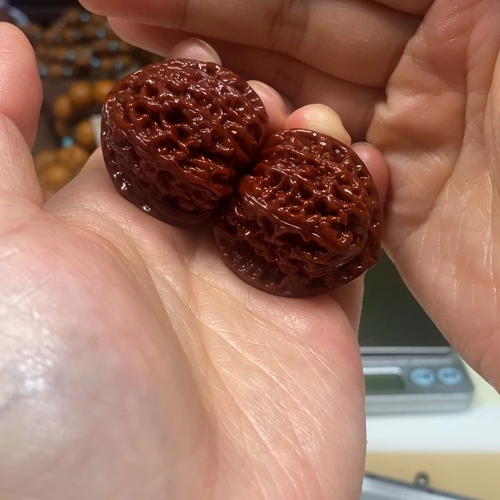 文玩核桃吊坠三角白