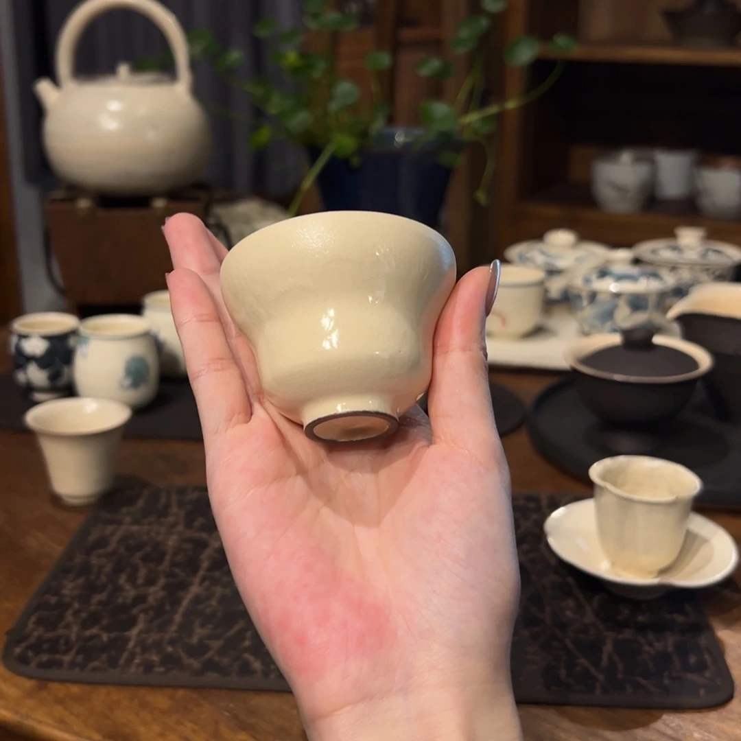 瑕疵。    陶瓷。     陶瓷。