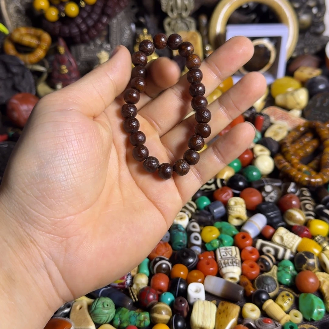 颈饰琉璃手串如图