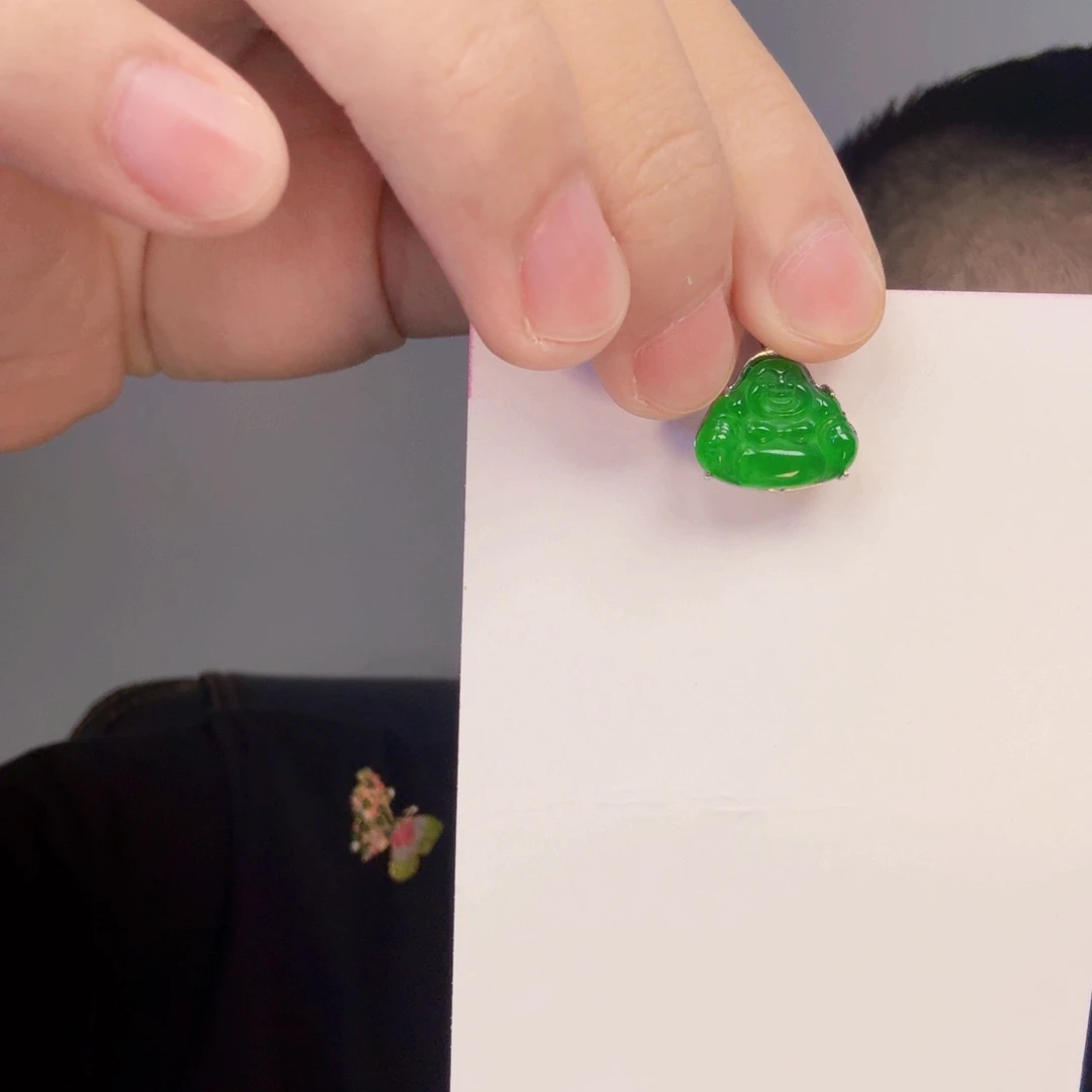翡翠未镶嵌颈饰一件