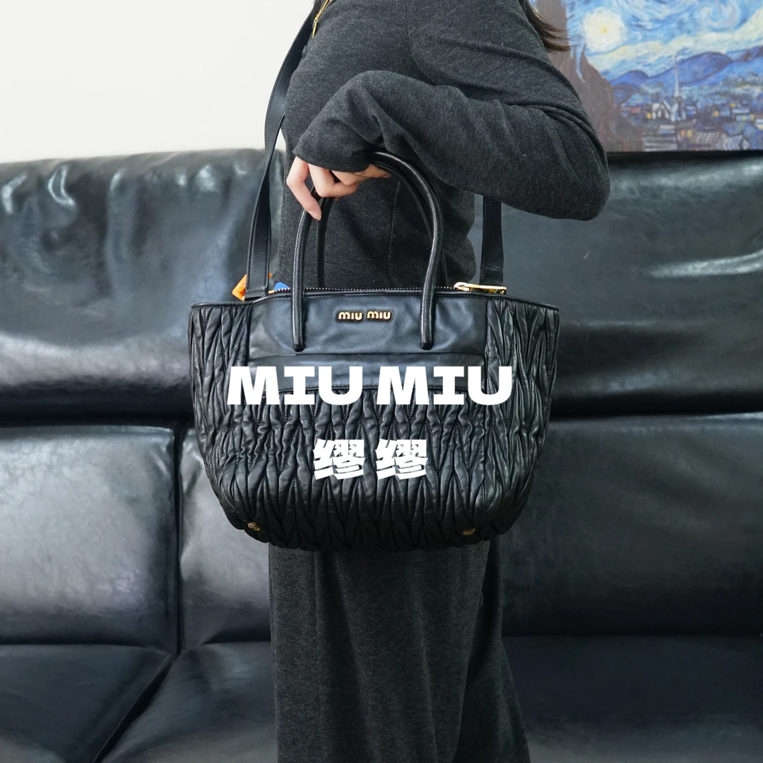 95新 MIU MIU/缪缪 miumiu/黑金褶皱斜挎包/EE03909028/9028