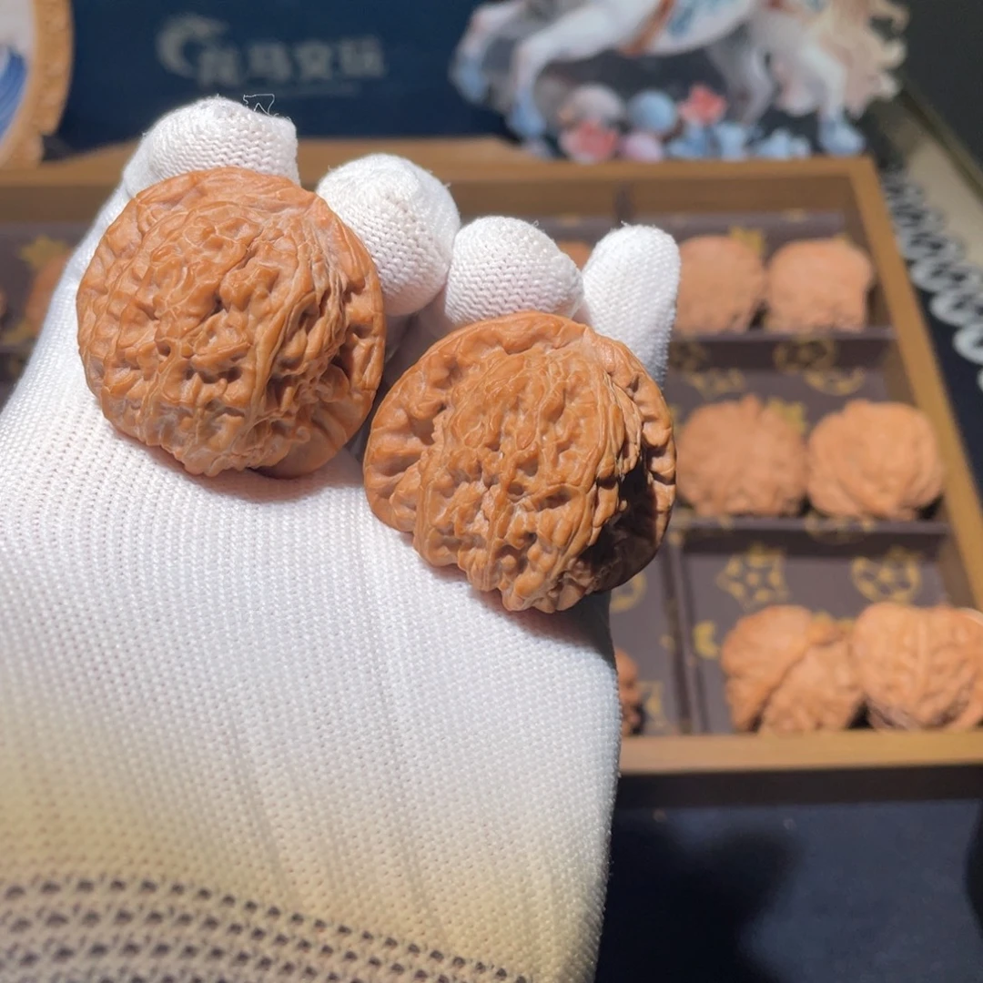 文玩核桃把件三角白 编号A210