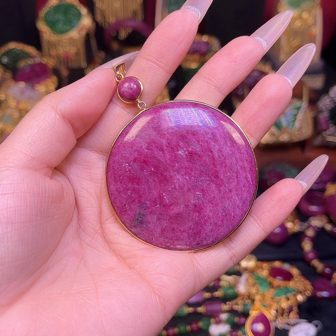 颈饰红宝石未镶嵌