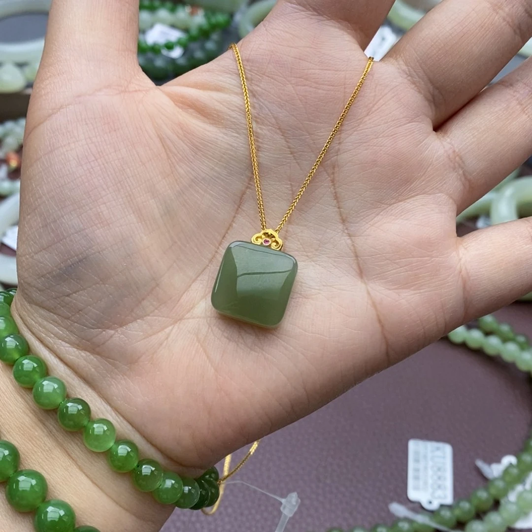 和田玉18K金镶嵌颈饰