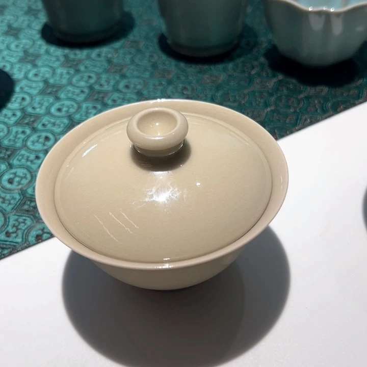 龙泉青瓷米黄盖碗