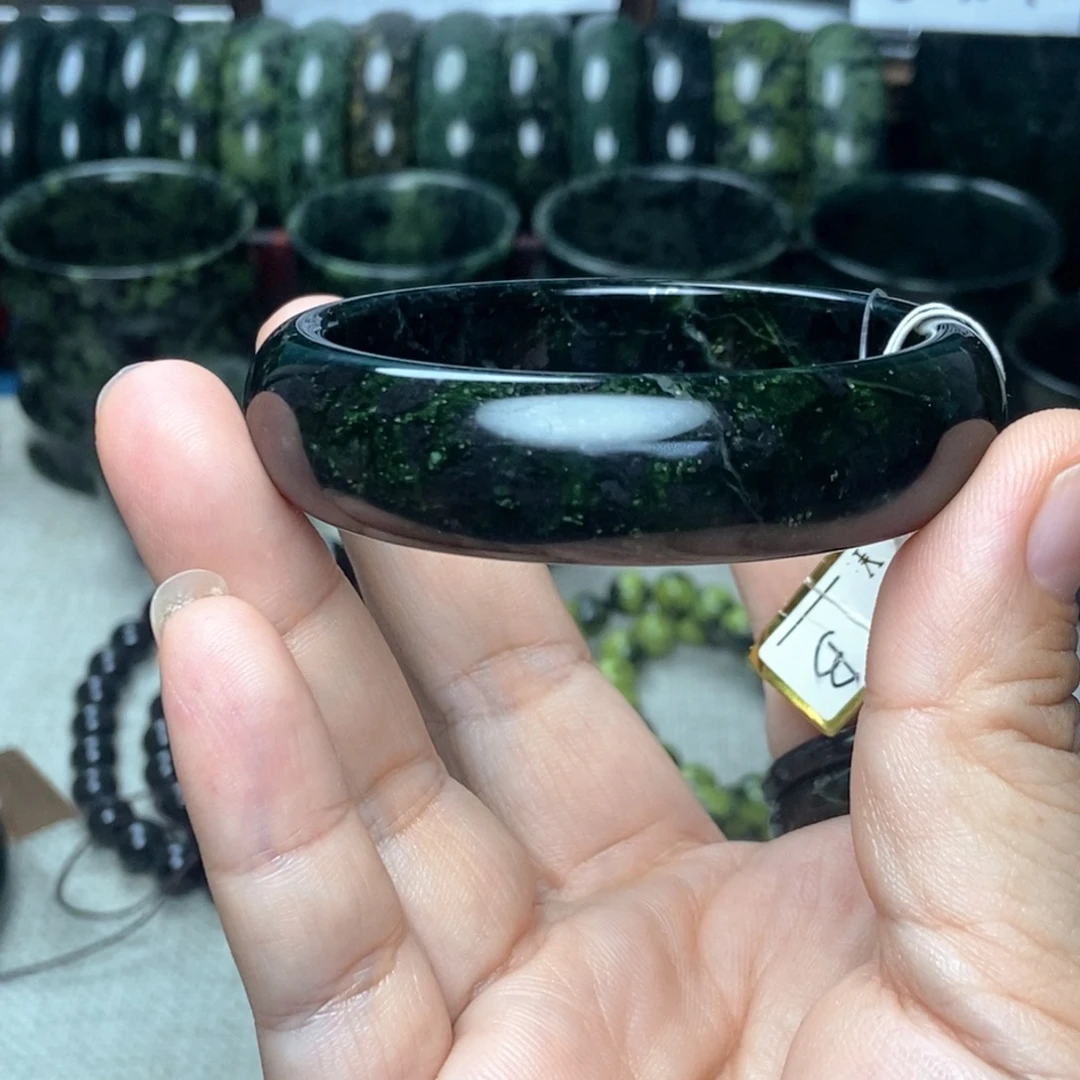 伊***花未镶嵌蛇纹石玉手镯