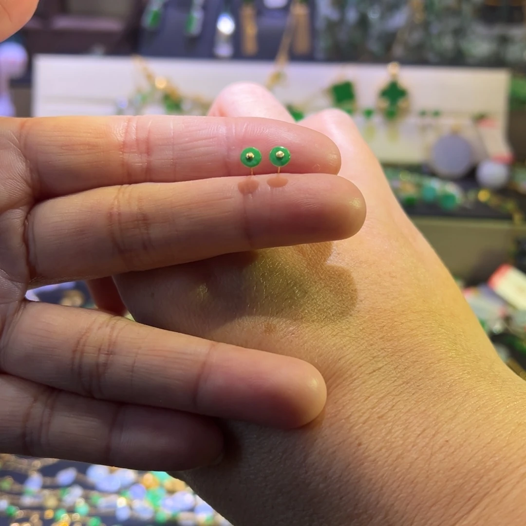 颈饰18K金镶嵌翡翠耳钉