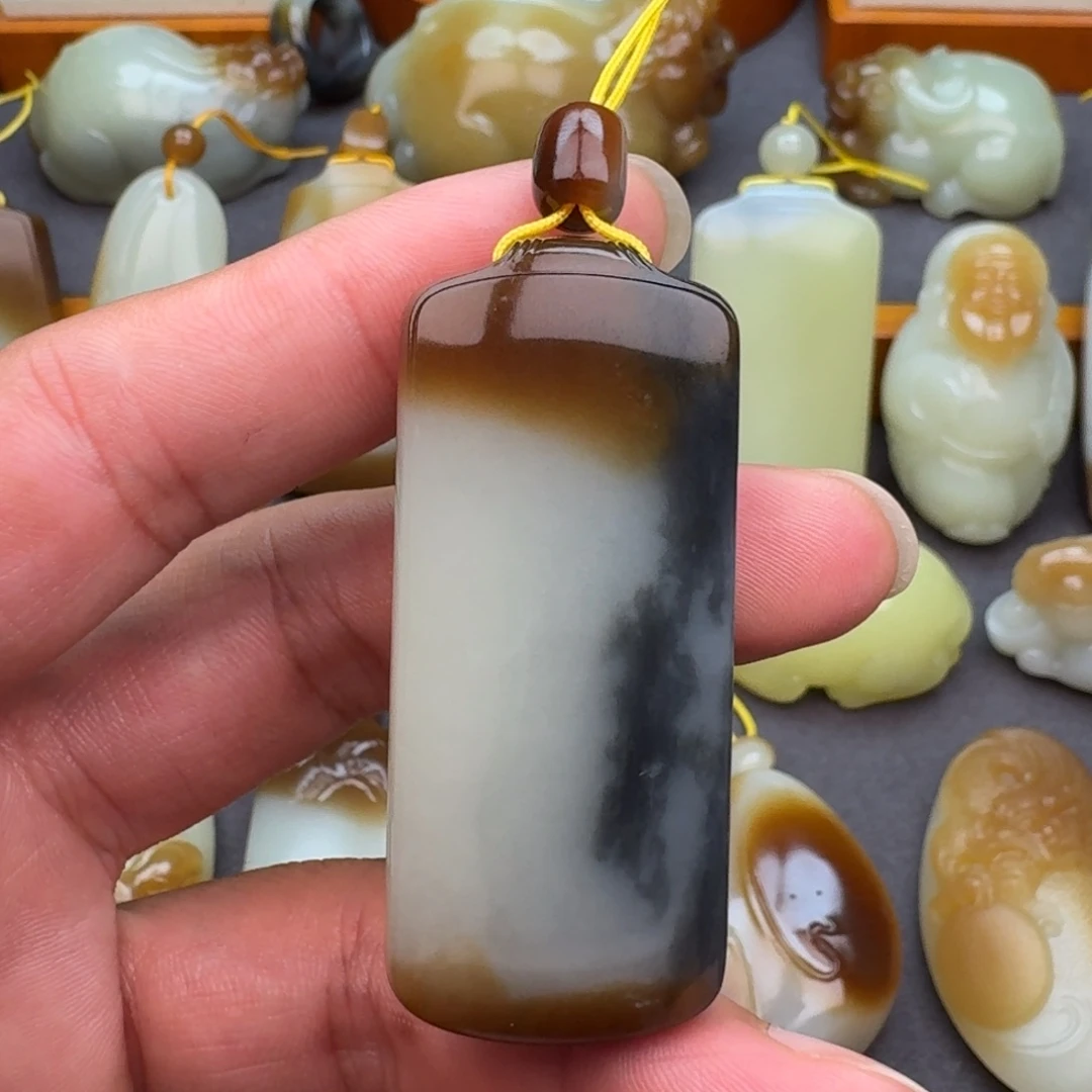 L***P和田玉未镶嵌颈饰