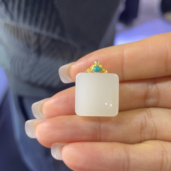 和田玉18K金镶嵌颈饰