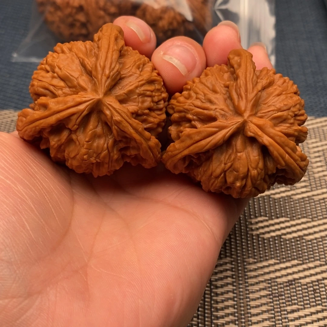 潇***范吊坠文玩核桃三棱