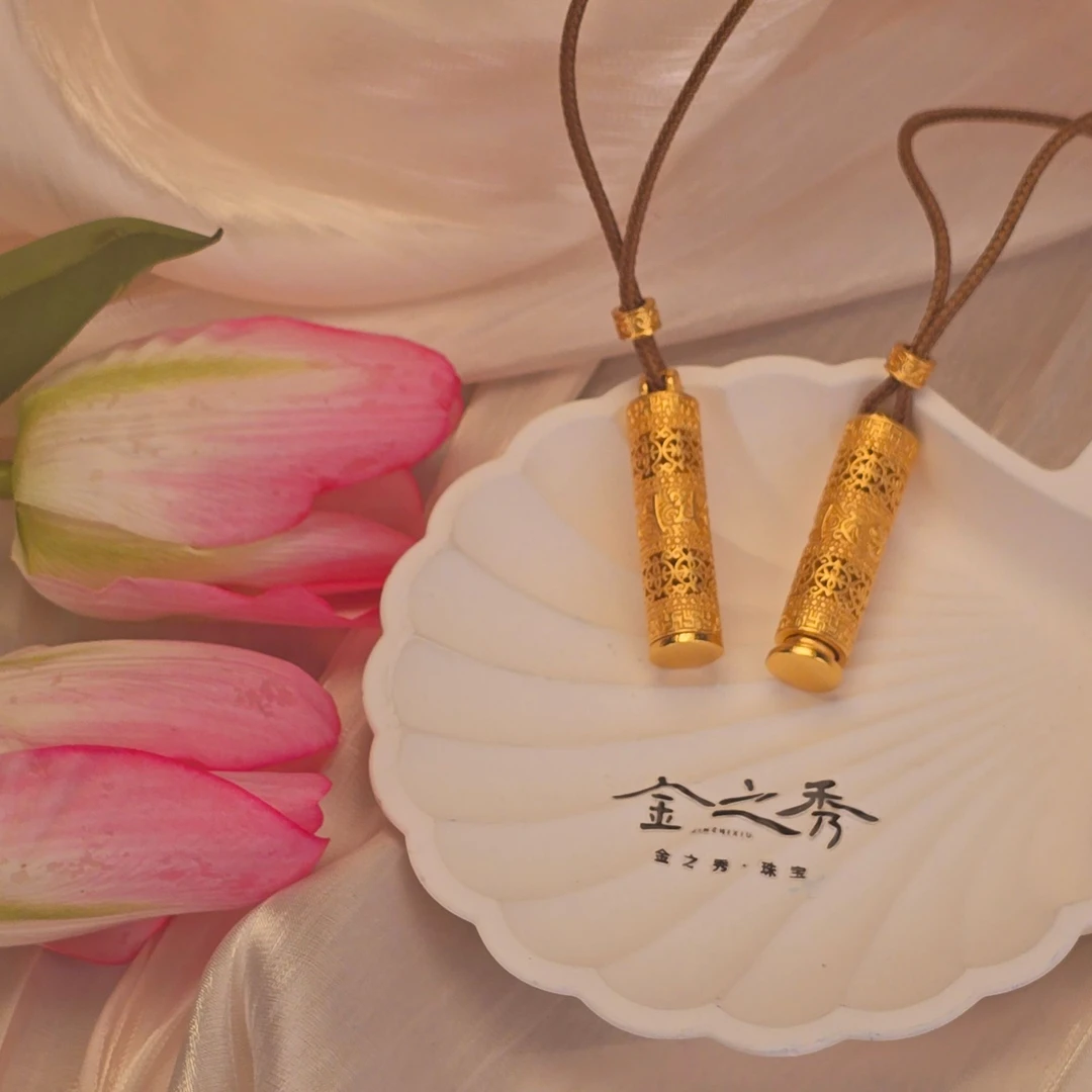 合金吊坠  金之秀珠宝   新中式镂空可打开六字箴言柱形吊坠复古