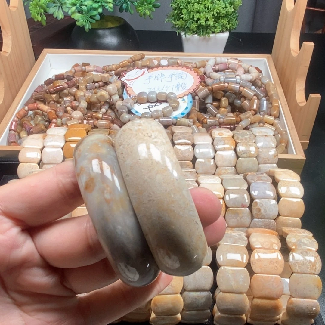 硅化珊瑚（珊瑚玉）足铂镶嵌颈饰