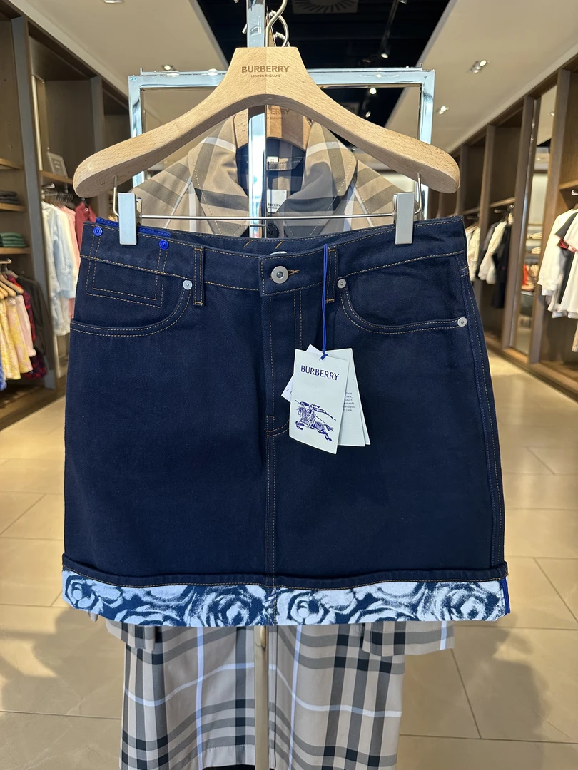 全新未使用 BURBERRY/博柏利 女款玫瑰图案卷边休闲牛仔裙