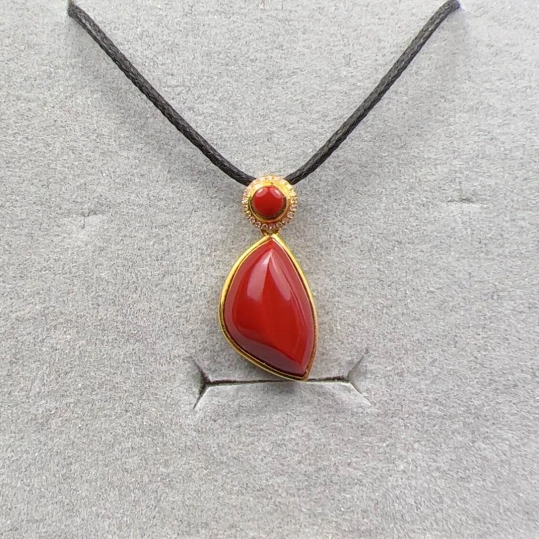 18K金镶嵌吊坠南红玛瑙
