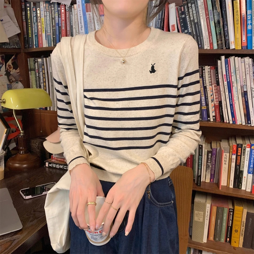 别致气质初秋季圆领复古高级感条纹刺绣内搭长袖针织打底衫女上衣