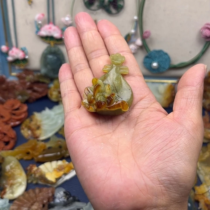 蛇纹石玉合金吊坠