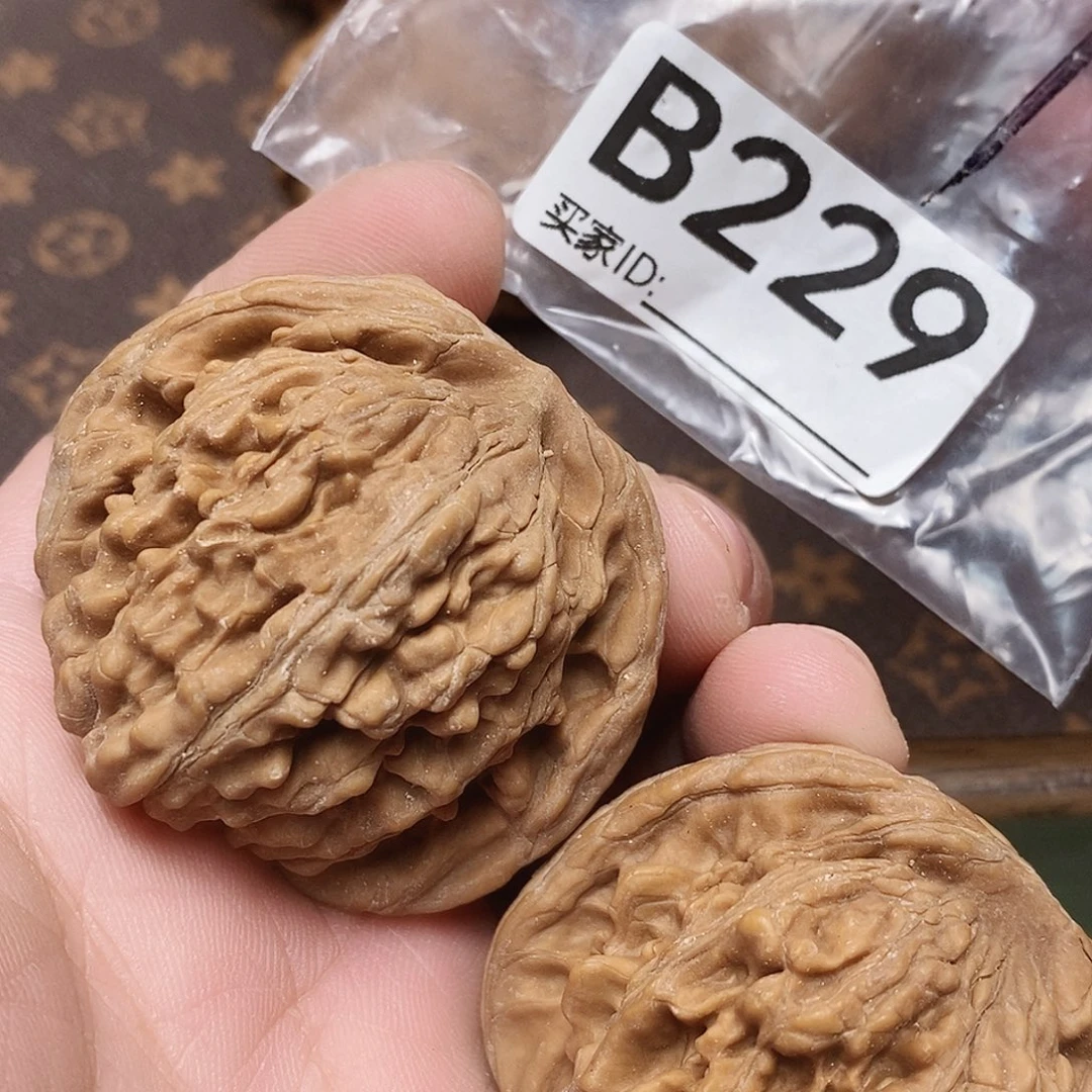 文玩核桃把件四座楼47加尺。