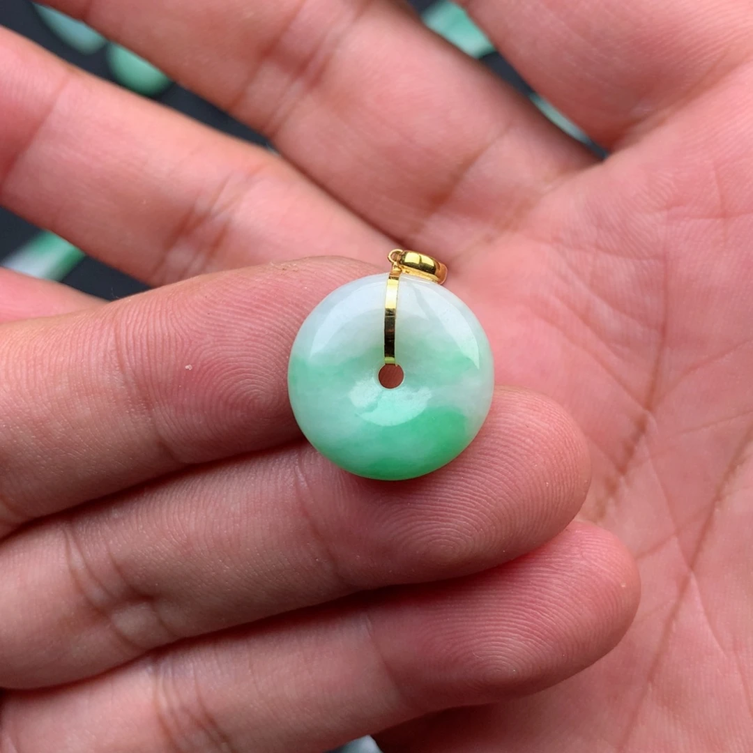 翡翠18K金镶嵌颈饰平安扣