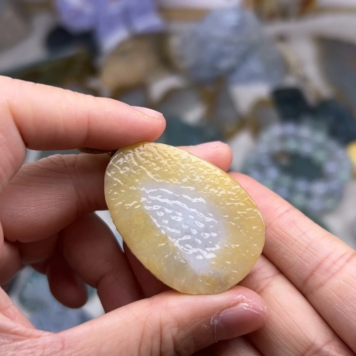 翡翠颈饰未镶嵌毛料