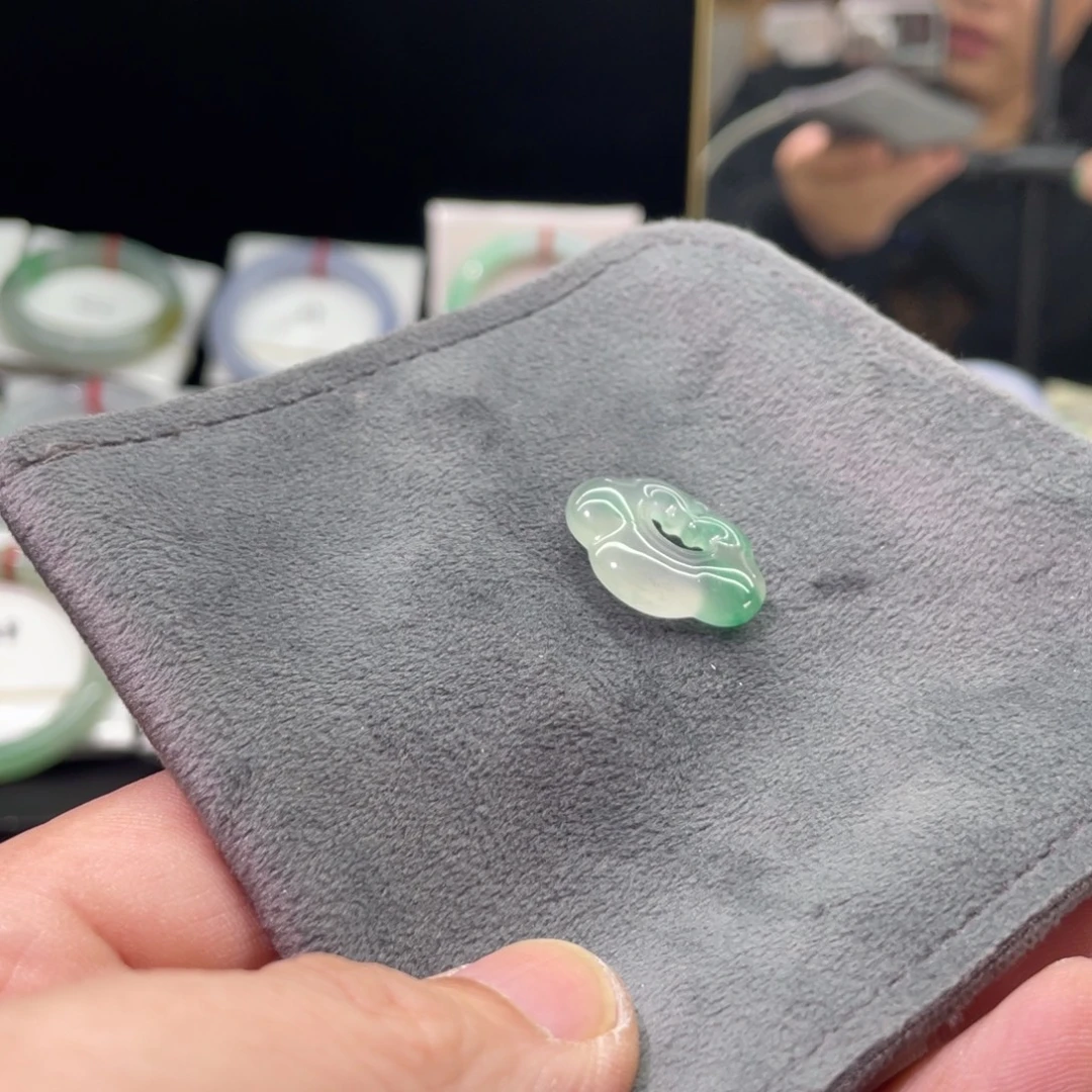 石英质玉（非洲翠）未镶嵌颈饰如意祥云