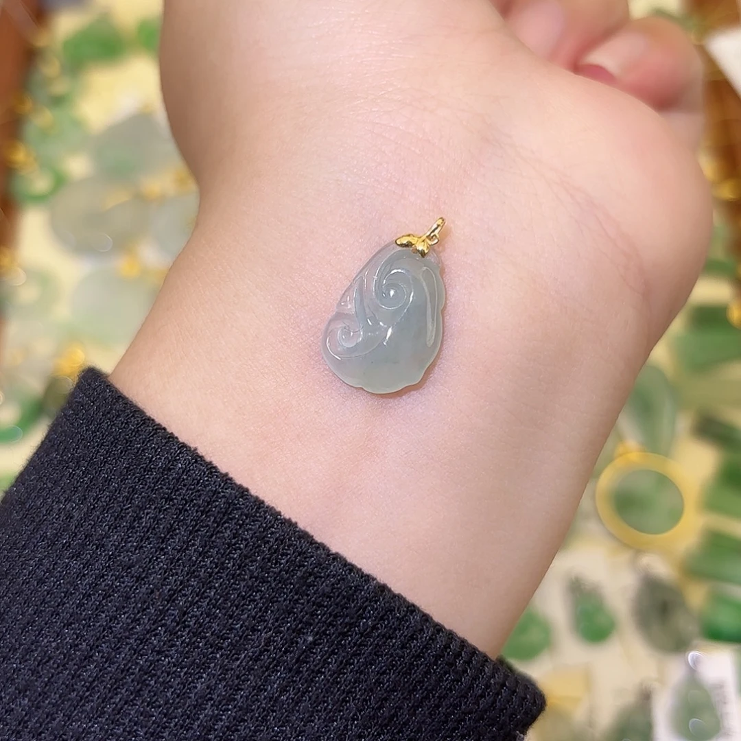 翡翠18K金镶嵌颈饰如意