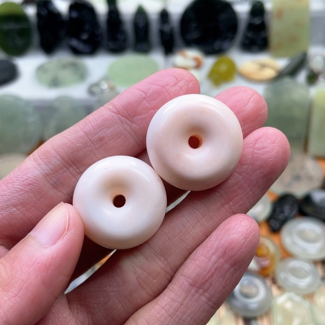 蛇纹石玉颈饰未镶嵌